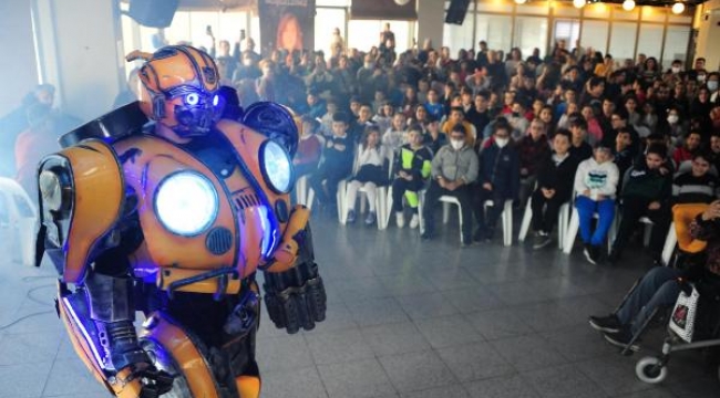 Balçova'da kurs gören geleceğin mucitlerine 'Robot Show'
