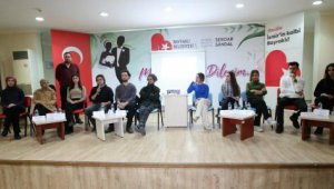 Bayraklı'da üniversiteli 'akranlar' buluştu