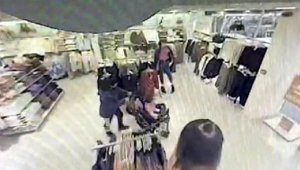 Bebek arabasında mağazadan giysi çaldılar