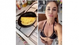 Bikiniyle omlet yaptı, videosunu paylaştı