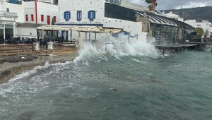 Dalgaların boyu 3 metreye ulaştı