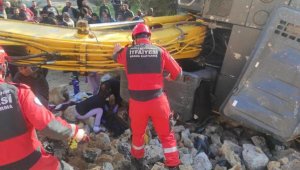 Bodrum'da istinat duvarı çöktü, devrilen kepçenin operatörü öldü