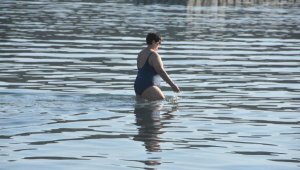 Bodrum'da yılın ilk gününde denize girdiler