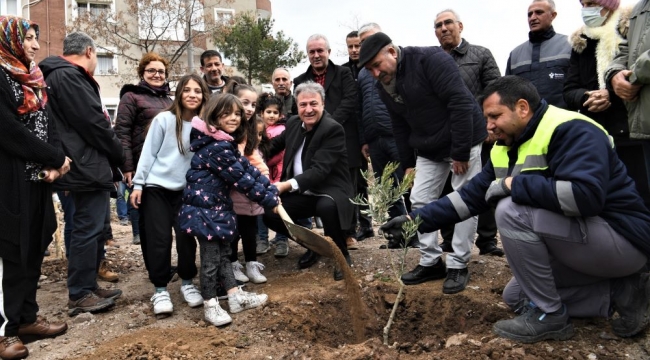Bornovalılar belediyenin verdiği fidanları, isimlerini yazıp dikiyor