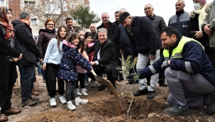 Bornovalılar belediyenin verdiği fidanları, isimlerini yazıp dikiyor