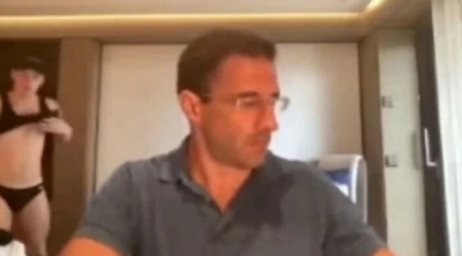 Canlı bağlantıda arka plana yarı çıplak erkek girdi