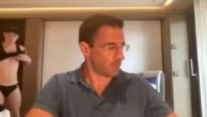 Canlı bağlantıda arka plana yarı çıplak erkek girdi