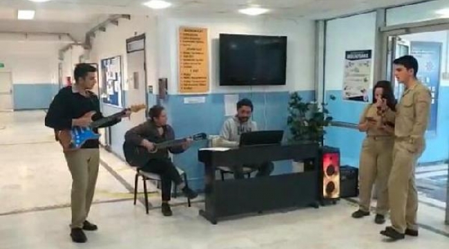 Denizcilik Lisesi öğrencilerinden teneffüslerde canlı performans