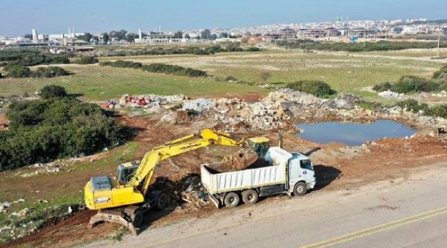 Didim'de belediye ekiplerinden boş alanlarda moloz temizliği