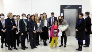 Engelli çocuklara fizyoterapistler eşliğinde evde egzersiz 