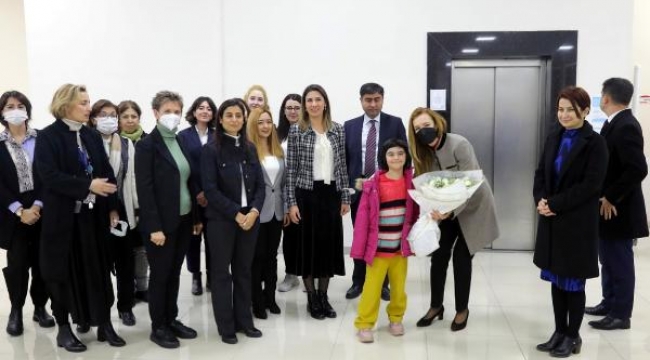 Engelli çocuklara fizyoterapistler eşliğinde evde egzersiz 