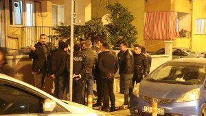 Eşini, boğazını keserek öldürdü