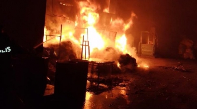 Geri dönüşüm fabrikası alev alev yandı