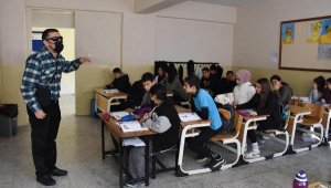 Görme engelli öğretmenin meslek aşkı öğrencilerine örnek oluyor