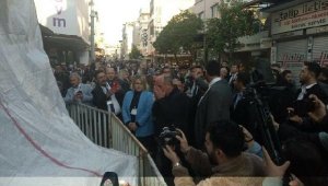 İnce, patlamada 8 kişinin öldüğü restoranın önüne karanfil bıraktı