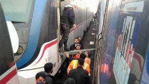İZBAN'da arıza: Yolcular raylara inerek yürüdü
