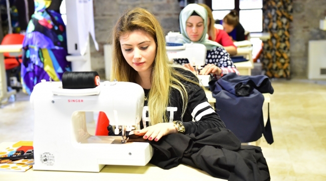 İzmir'de bebek giysileri dikmeyi öğrenen 60 kadın işe alınacak