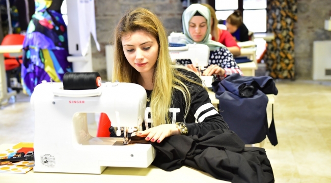 İzmir'de bebek giysileri dikmeyi öğrenen 60 kadın işe alınacak