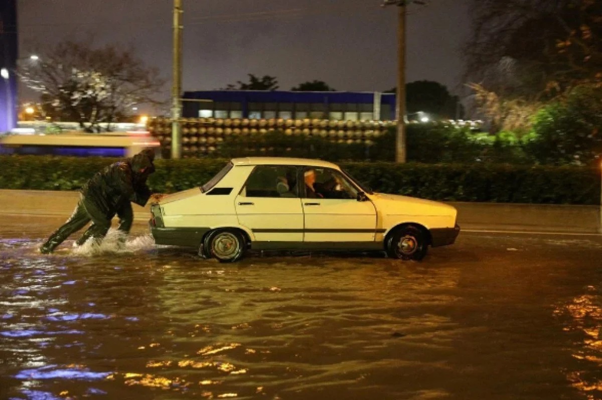 İzmir'de değişen bir şey yok! Yağmur sonrası sel