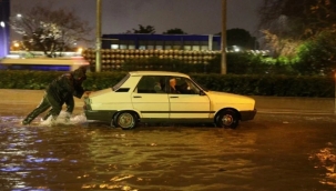 İzmir'de değişen bir şey yok! Yağmur sonrası sel
