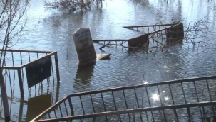 İzmir'de mezarlık sular altında kaldı