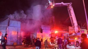 İzmir'de geri dönüşüm deposunda yangın