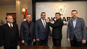 İzmir'de iki meslek odasının başkanı AK Parti'ye katıldı, rozet takıldı