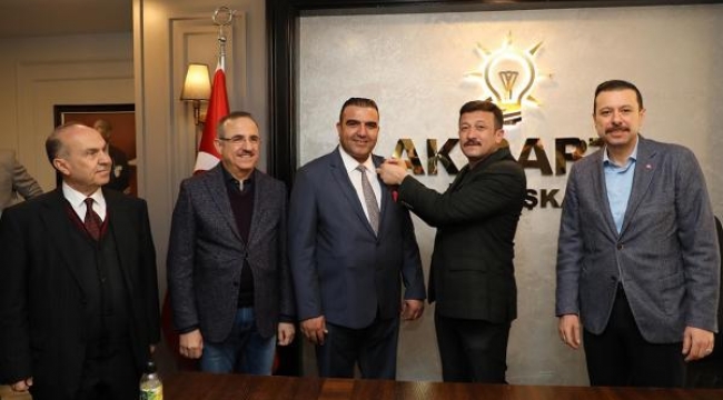 İzmir'de iki meslek odasının başkanı AK Parti'ye katıldı, rozet takıldı