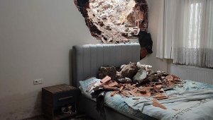 İzmir'de iş makinesi yatak odasına girdi