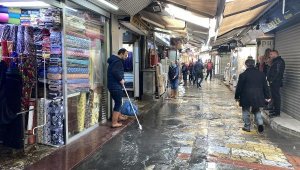 İzmir'de sağanak; iş hanını su bastı