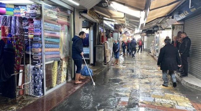 İzmir'de sağanak; iş hanını su bastı