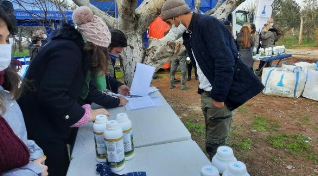 İzmir'de zirai ambalaj atıklarını toplayan üreticiye gübre desteği