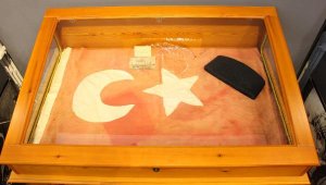 İzmir'i kurtaran askerlerin karşılandığı bayrak