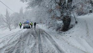 İzmir'in 3 ilçesinde kar yağışı