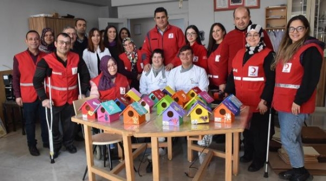 İzmirli özel çocuklardan soğuk kış günleri için kuşlara sıcak yuva