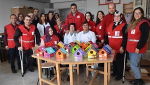 İzmirli özel çocuklardan soğuk kış günleri için kuşlara sıcak yuva