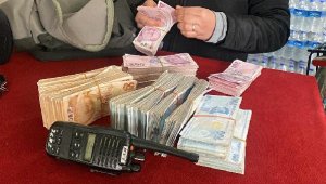 Kahvehanede unutulan para dolu çanta sahibine ulaştırıldı