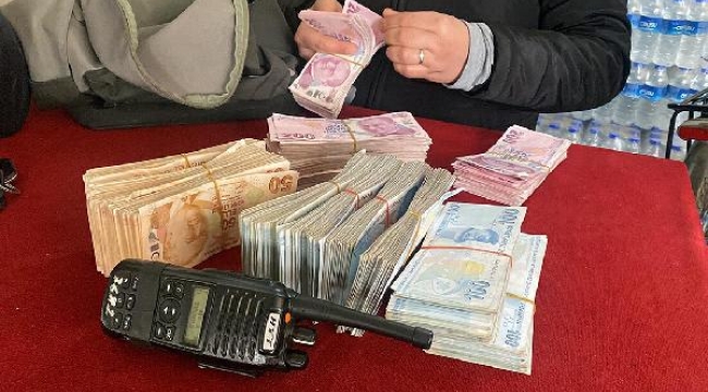Kahvehanede unutulan para dolu çanta sahibine ulaştırıldı