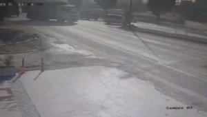Kamyon ile TIR'ın çarpıştığı kaza anı kamerada