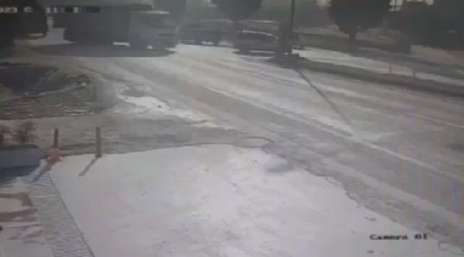 Kamyon ile TIR'ın çarpıştığı kaza anı kamerada