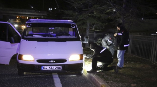 Kamyonet sürücüsü aracında öldürüldü