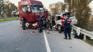 Karşı şeride geçti, iki araca çarptı: 1 ölü, 2 yaralı