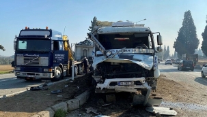 Kavşakta kaza! Kamyon ve TIR kafa kafaya çarpıştı