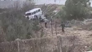 Kavşakta minibüsle otomobil çarpıştı; 7 kişinin yaralandığı kaza kamerada