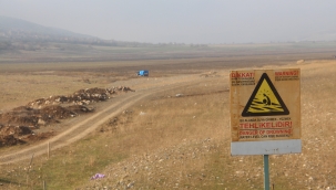 Kuraklık! Suya girmek yasak levhası var ama su yok