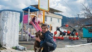 Kuşadası Çınarköy Mahallesi'nde yenilenen çocuk parkı hizmette