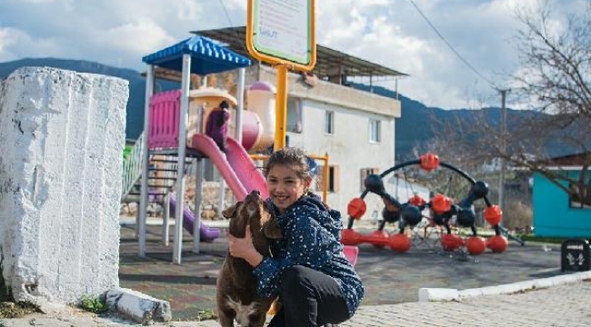 Kuşadası Çınarköy Mahallesi'nde yenilenen çocuk parkı hizmette