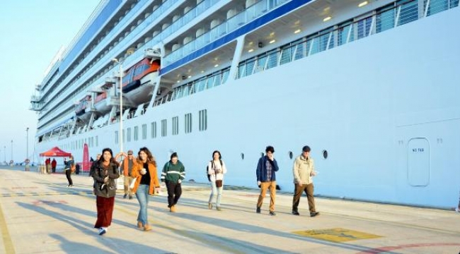 Kuşadası'na yeni yılın ilk kruvaziyeri geldi