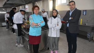 Lisenin deposu yemek fabrikasına dönüştü! 400 öğrenci çalışıyor