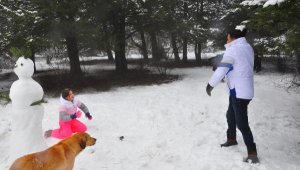 Manisa'da kar! Spil'e gidip kartopu oynadılar